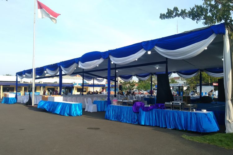 Tenda Slayer, Meja dan kursi Cover