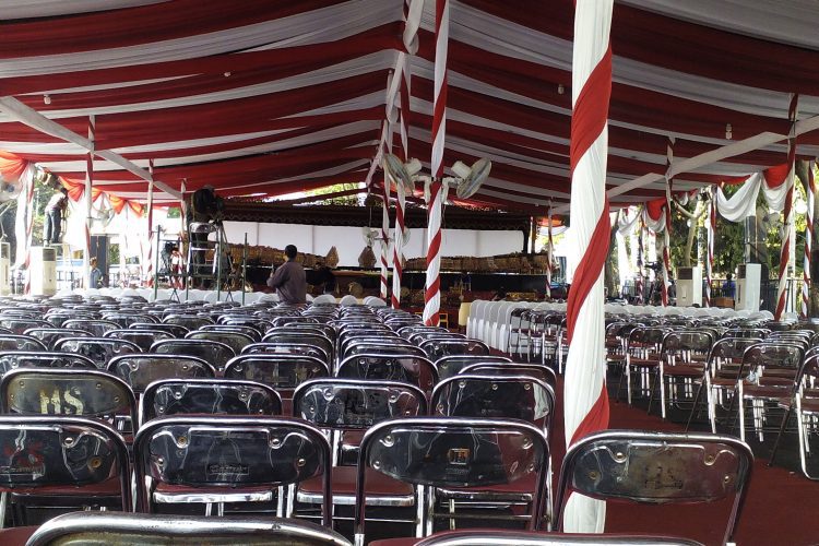 Tenda Drafery dan kursi Vercroom
